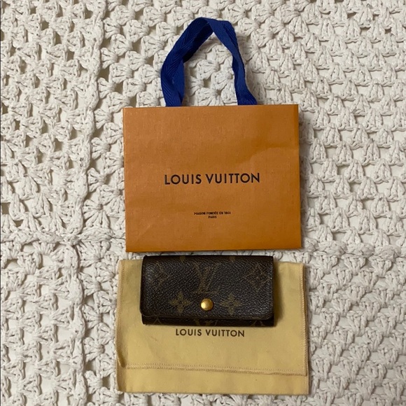 Louis Vuitton Handbags - Authentic Louis Vuitton 4 key holder